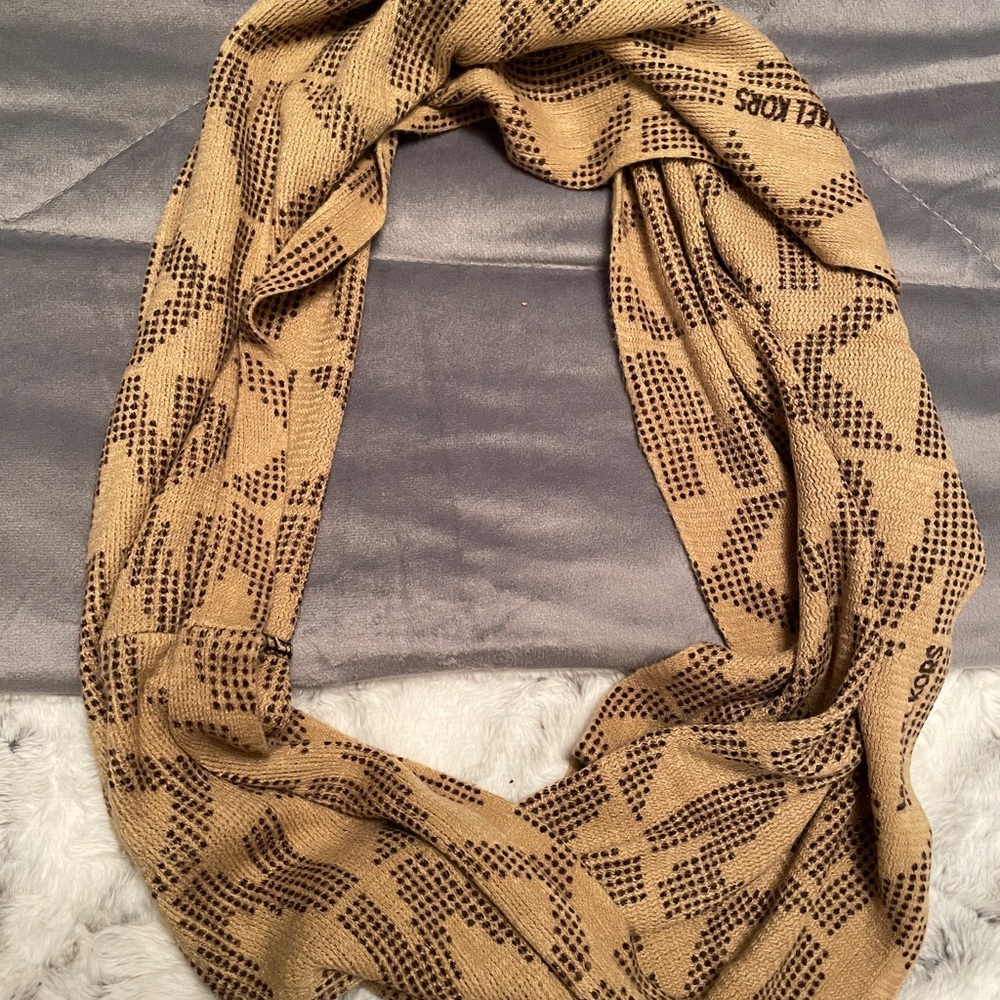 Brown infinity MK logo scarf 🧣